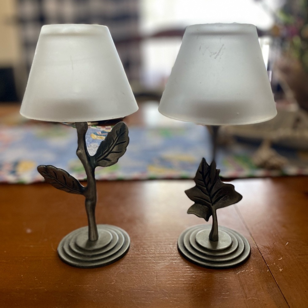 Tea light candle holder